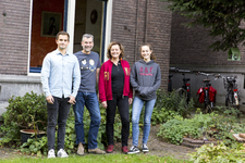 852177 Portret van Jona, Hugo, Margot en Zita, bewoners van een huis aan de Wittevrouwenkade te Utrecht.